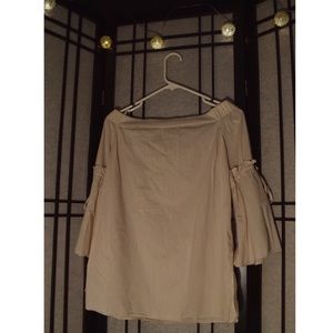 Off the shoulder blouse w/tan stripes. 👼🏼